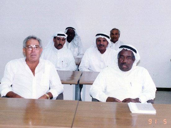 ... ومع زملاء المهنة في أحد الاجتماعات بإدارة المرور عام 1991