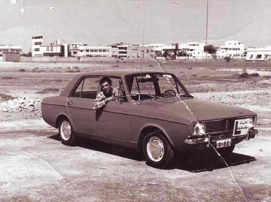 أمير بن رجب في سيارة تدريب السياقة عام 1967 بمنطقة الريس في العدلية أمام مبنى إذاعة البحرين