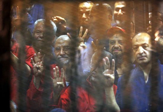 المرشد العام لجماعة الإخوان محمد بديع وباقي الأعضاء وراء القضبان بعد الحكم عليهم - reuters