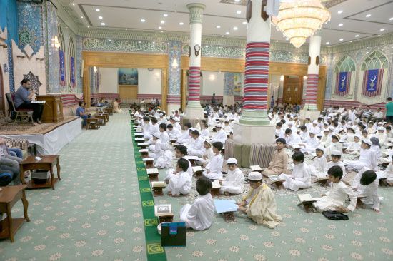 جلسة حافلة بالأطفال لتعلم القرآن الكريم في مأتم السنابس