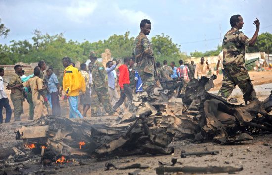جنود صوماليون يطوقون موقع الهجوم الذي استهدف السفير الإماراتي في مقديشو - afp