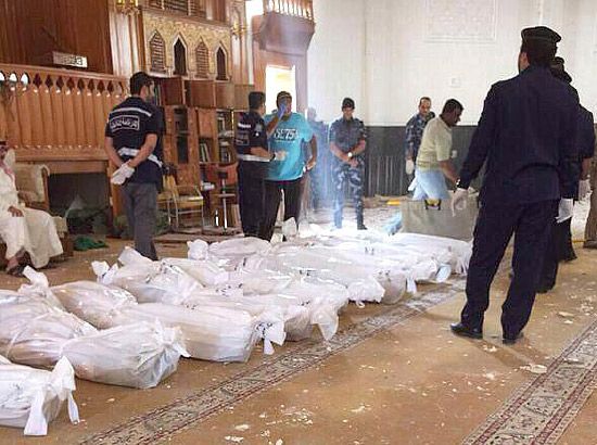جثامين شهداء تفجير مسجد الإمام الصادق في منطقة الصوابر بعد صلاة الجمعة في الكويت