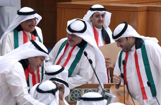 أعضاء البرلمان الكويتي يرتدون العلم الوطني تضامناً مع شهداء مسجد الإمام الصادق - afp