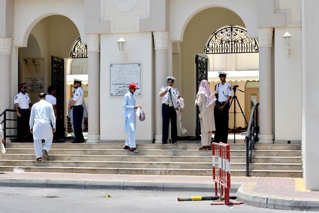 شرطة يدققون في دخول المصلين لجامع الفاضل في المنامة