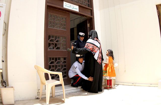 تفتيش النساء بجامع كانو في مدينة حمد - تصوير : عبدالله حسن