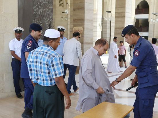رجال الأمن فتشوا عدداً من المصلين قبل دخولهم لجامع الفاتح
