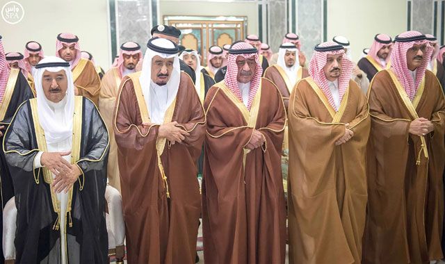 خادم الحرمين الشريفين يؤدي في المسجد الحرام صلاة الميت على الأمير سعود الفيصل		         (واس)
