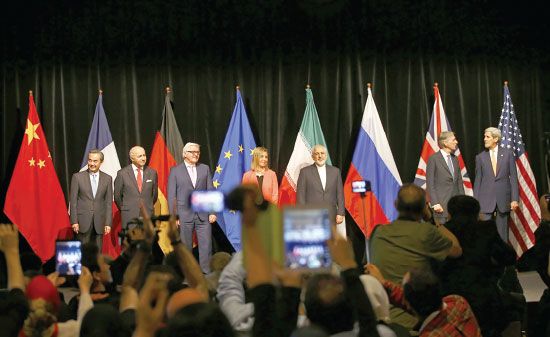 وزراء خارجية الدول الكبرى مع وزير خارجية إيران بعد الإعلان عن التوصل إلى الاتفاق النووي الإيراني أمس  - reuters