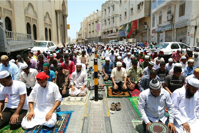 آلاف المقيمين أدوا صلاة العيد في المنامة أمس