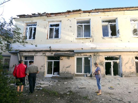 أوكرانيا: تبادلت أوكرانيا وانفصاليون مؤيدون لروسيا الاتهامات أمس الأول (السبت) بقصف مناطق سكانية على الرغم من وقف لإطلاق النار وأعلنوا مقتل أربعة مدنيين وجندي بعد أسبوع من أعنف قتال وقع منذ شهر. وقال الانفصاليون إن رجلا قُتل جراء قصف القوات الأوكرانية في وسط دونيتسك. وذكر شاهد من «رويترز» أنه رأى جثة رجل في مبنى محترق على الرغم من أنه لم يُعرف ما إذا كان هو الشخص نفسه - (رويترز)