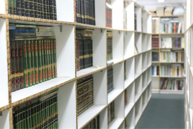 مكتبة المحاري المنزلية تضم أعداداً متنوعة من الكتب