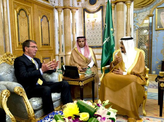 العاهل السعودي الملك سلمان بن عبدالعزيز ملتقياً وزير الدفاع الأميركي  - reuters