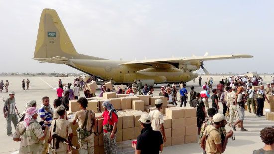 طائرة عسكرية سعودية أثناء تفريغ المساعدات في مطار عدن - reuters