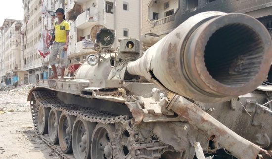 مبادرات الحل السياسي في اليمن تسابق فوهات المدافع والدبابات - afp