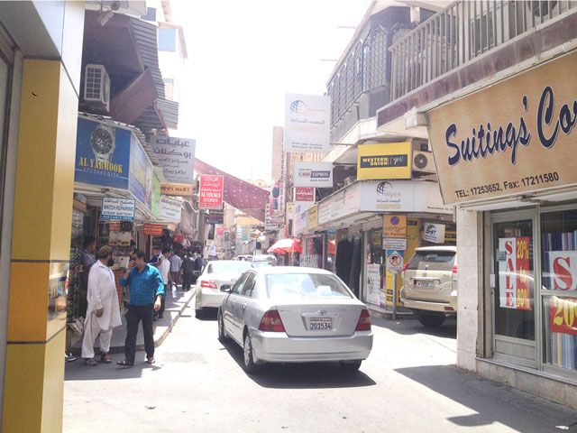 أزمة مستمرة للبحث عن موقف للسيارة في سوق المنامة