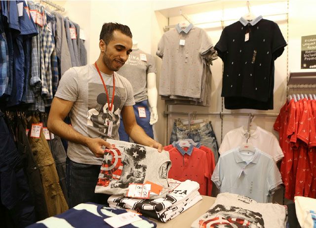 محمود رياض يعمل في محل لبيع الملابس