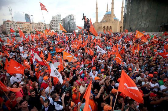 مناصرو التيار الوطني الحر بزعامة عون ينفذون اعتصاماً مركزياً وسط بيروت أمس - afp