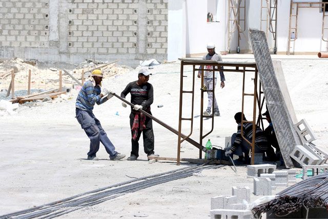 عمال يعملون في قطاع الإنشاءات الأكثر تضرراً من العمل وقت الظهيرة - تصوير : عيسى إبراهيم
