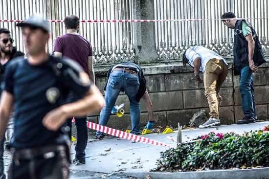  ضباط الطب الشرعي التركي في موقع إطلاق النار عند قصر دولماباهس في اسطنبول - afp