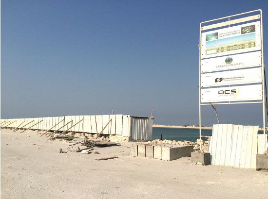 لوحة بتفاصيل مشروع ساحل قلالي وضعت عند توقيع عقد تطويره في 2013