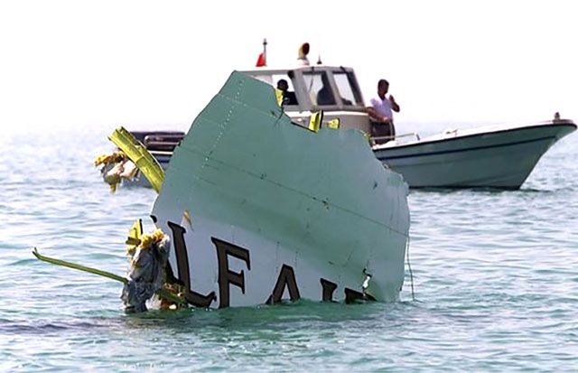 تحطمت الطائرة بعد سقوطها في البحر ما أدى إلى مقتل جميع ركابها