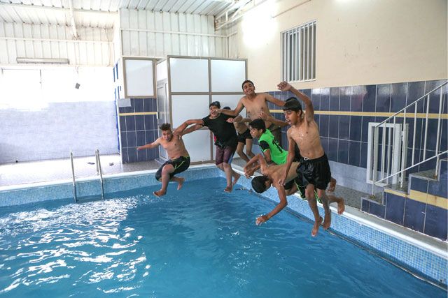 العوائل البحرينية عمدت لإلحاق أبنائها ببرامج صيفية شملت السباحة وركوب  الخيل  - تصوير : عبدالله حسن