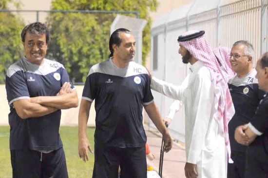 علي بن خليفة خلال حضوره تدريب المنتخب مع المدرب باتيستا