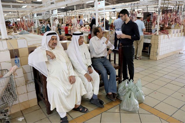 قصابون بسوق المنامة المركزي خلال حديثهم إلى «الوسط» - تصوير : محمد المخرق