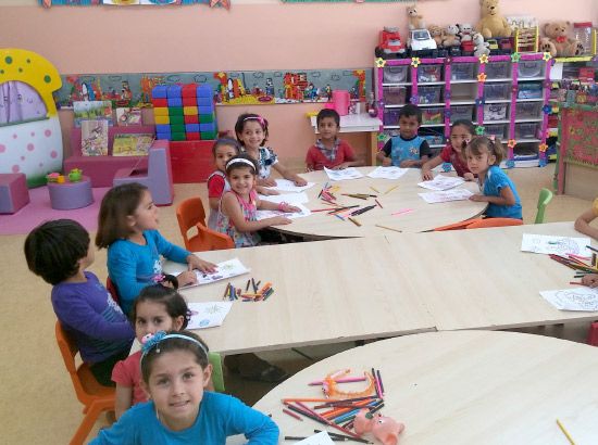 250 طفلاً سورياً يدرسون في مرحلة الروضة داخل مخيم اللاجئين