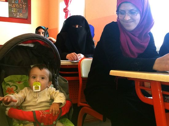 سورية برفقة ابنها الرضيع خلال حضورها دورة لتعلم اللغة التركية