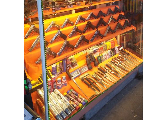 محلات بيع الأسلحة منتشرة في السوق القديم