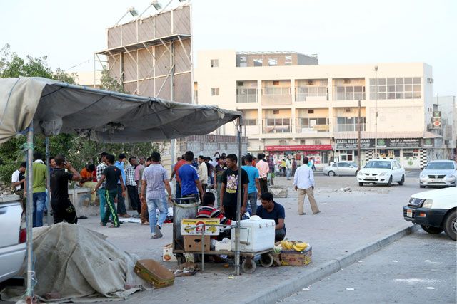 الآسيويون في شوارع عدة مناطق بحرينية... هل من سبيل إلى الحل؟ - تصوير : عبدالله حسن