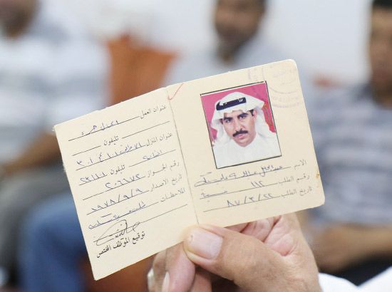 بحريني يحمل صورة لطلبه الإسكاني الذي يعود للعام 1987