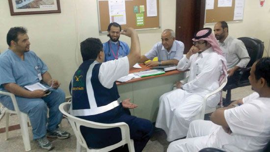 اللجنة الطبية البحرينية لدى استقبالها لجنة البعثات الطبية السعودية بمكة المكرمة