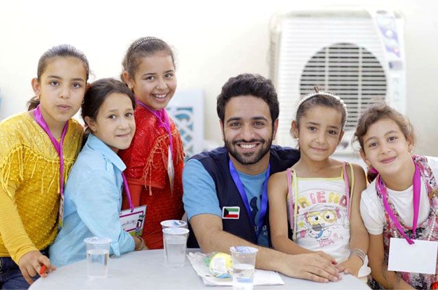 أحمد شريف خلال زيارته للاجئين السوريين