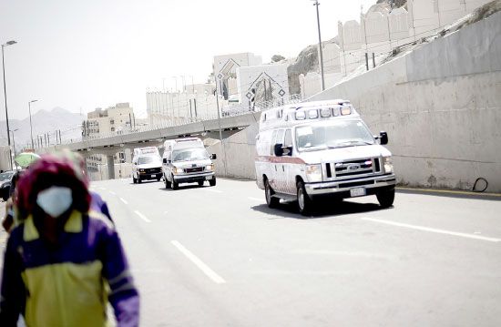 سيارات الإسعاف تهرع إلى موقع التدافع لنقل المصابين - afp