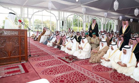 جلالة الملك يشارك جموع المصلين في أداء صلاة العيد