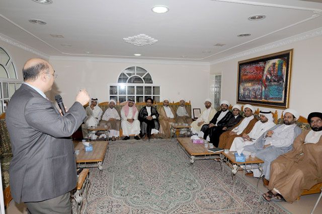 الشيخ حميد المبارك (الخامس جلوساً من اليسار) مع مجموعة من رجال الدين خلال ندوة ألقاها وهيب الناصر في مجلس المبارك