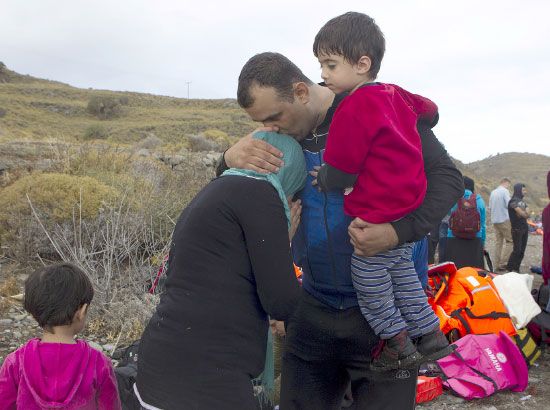 عائلة سورية تصل جزيرة ليسبوس اليونانية - reuters