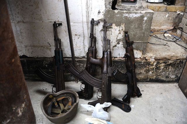 صور عممتها وزارة الداخلية تظهر الأسلحة والمتفجرات التي تم ضبطها في منطقة النويدرات