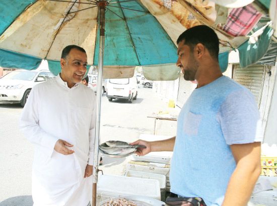 البحرينيون يقبلون على شراء أنواع مختلفة من الأسماك مع ارتفاع أسعار اللحوم