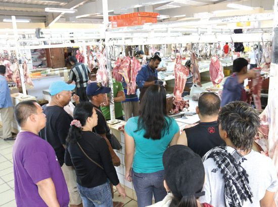 عدد من أفراد الجالية الآسيوية خلال شرائهم اللحوم من سوق المنامة المركزي أمس