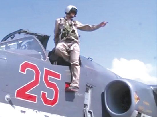 طيار روسي على ظهر طائرة بعد عودته من احدى الغارات على مواقع داعش في سورية  - reuters