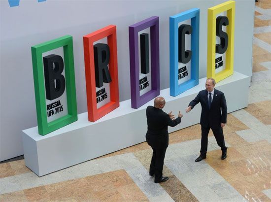 رئيس جمهورية جنوب أفريقيا جيكوب زوما والرئيس الروسي فلاديمير بوتين أثناء مراسم الترحيب بزعماء بريكس