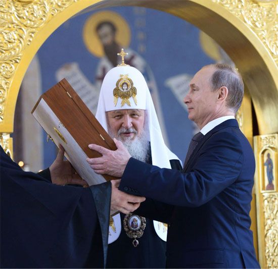الرئيس الروسي فلاديمير بوتين وبطريرك موسكو وسائر روسيا كيريل
