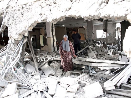 امرأة فلسطينية تمشي وسط أنقاض منزل هدمته القوات الإسرائيلية - afp