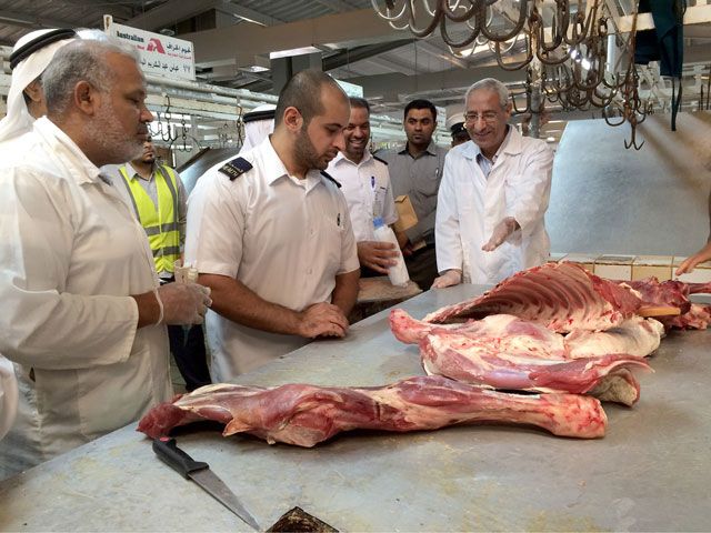 لجنة التفتيش خلال فحص عيِّنات عشوائية من اللحوم والذبائح بسوق المنامة المركزي أمس