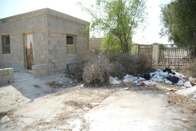 أكوام من القمامة متكدسة أمام مسجد الريس بقرية الحجر