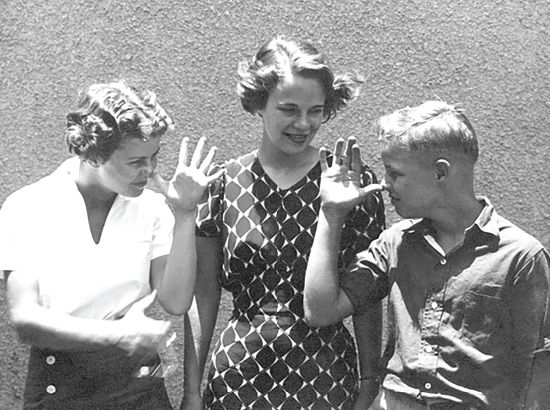 براندو مع أختيه يوم أن كان في الثالثة عشرة من عمره العام 1937