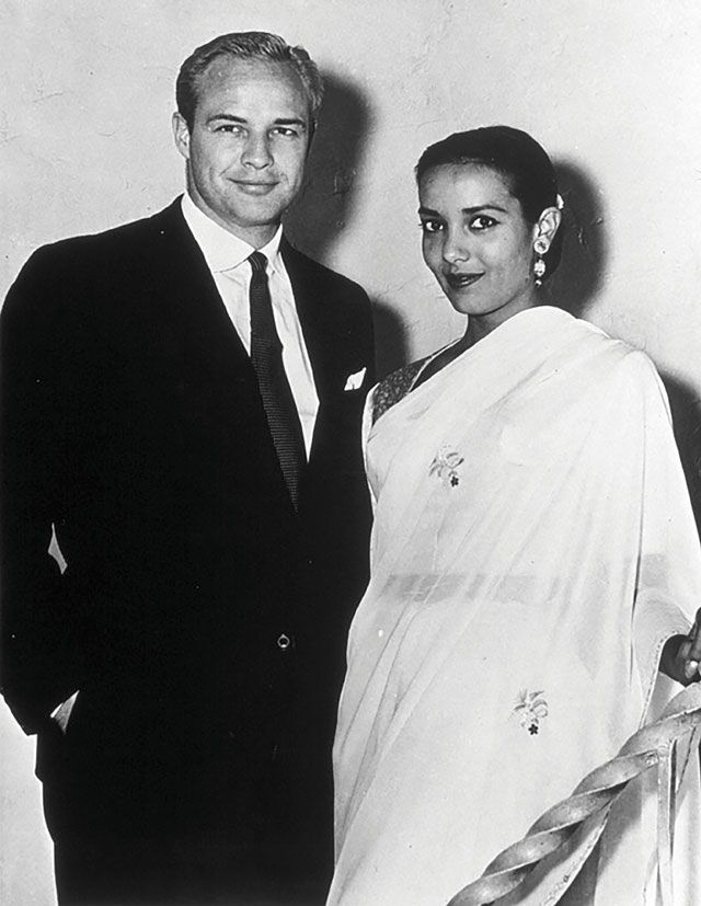براندو مع زوجته الأولى آنا كاشفي في العام 1957